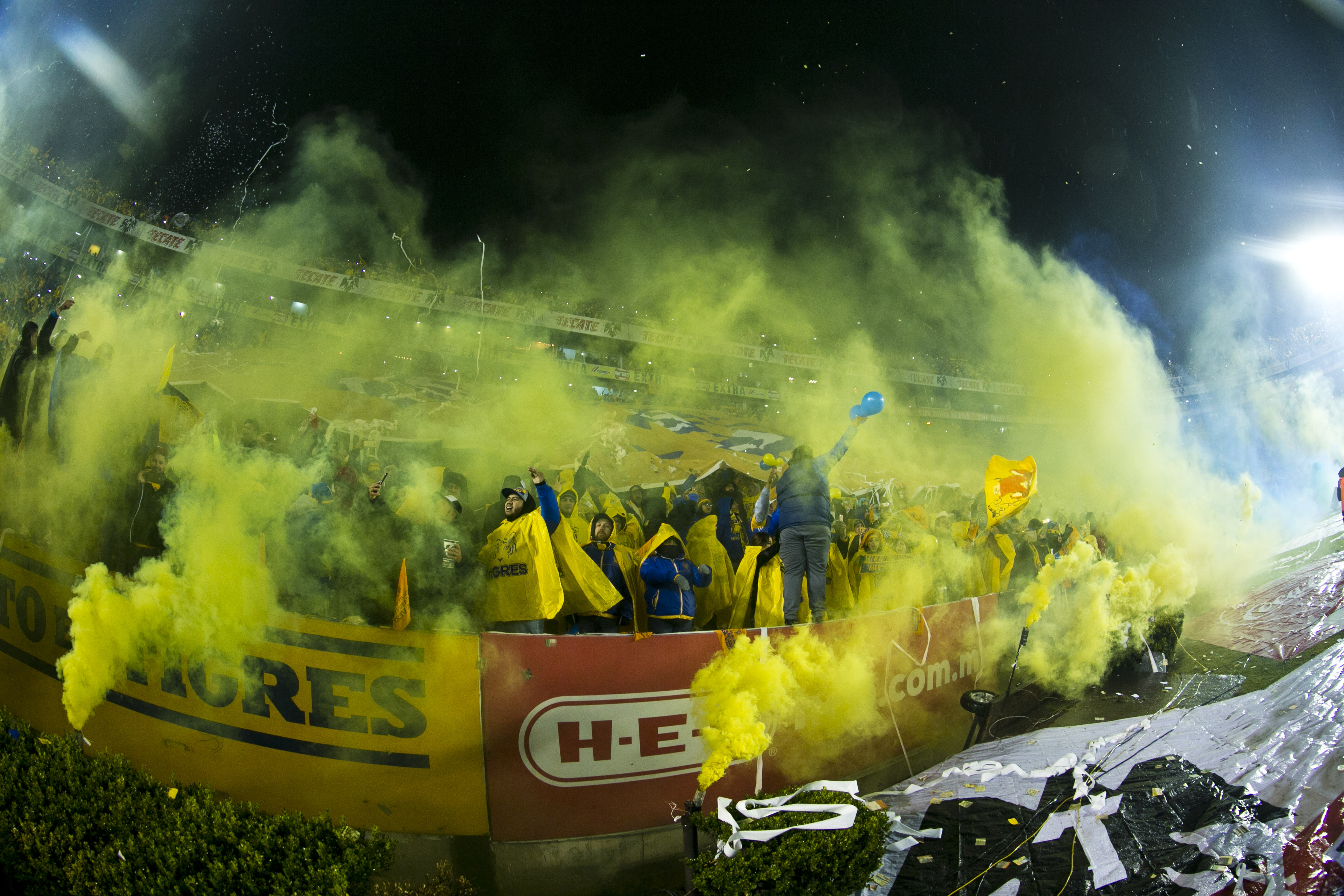 Afición de Tigres calienta el clásico ante Rayados  