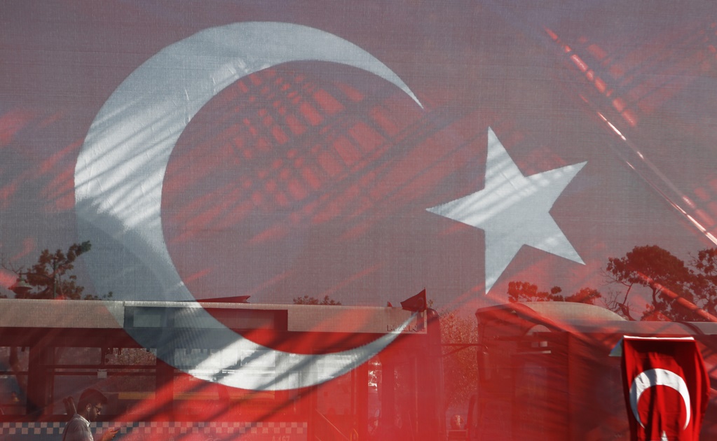 Turquía expulsa a cerca de mil 400 militares 