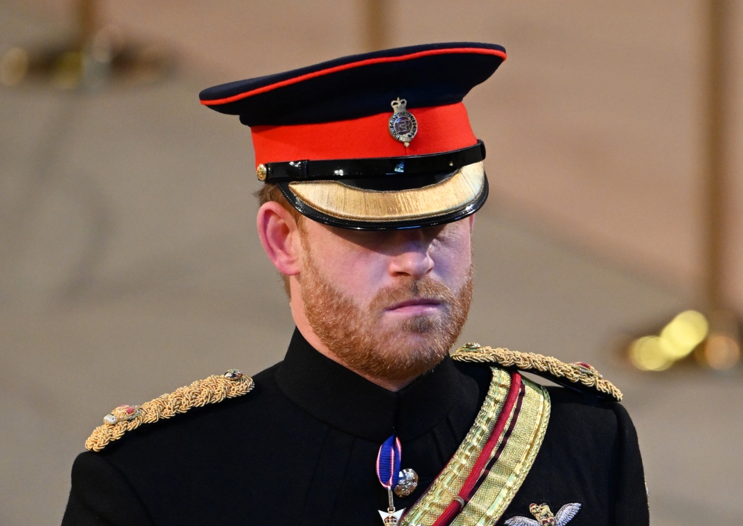El príncipe Harry desconsolado: a su uniforme le quitaron las iniciales de la Reina