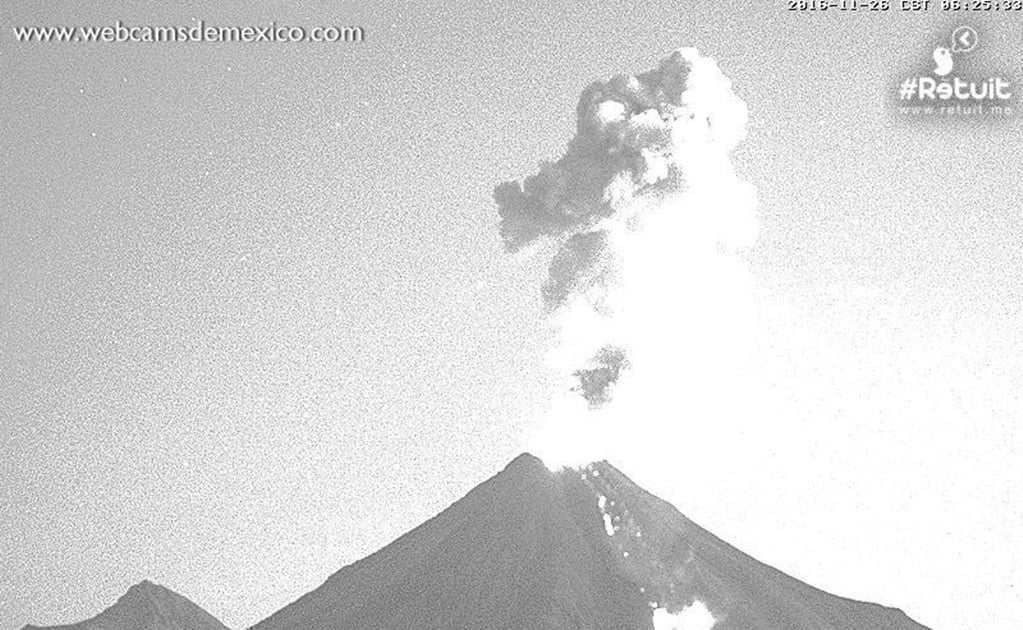 Volcán de Colima emite fumarola de dos kilómetros
