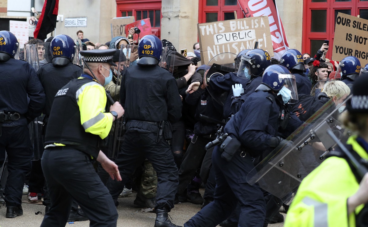 Manifestantes atacan a policía británica en Bristol; hospitalizan a dos