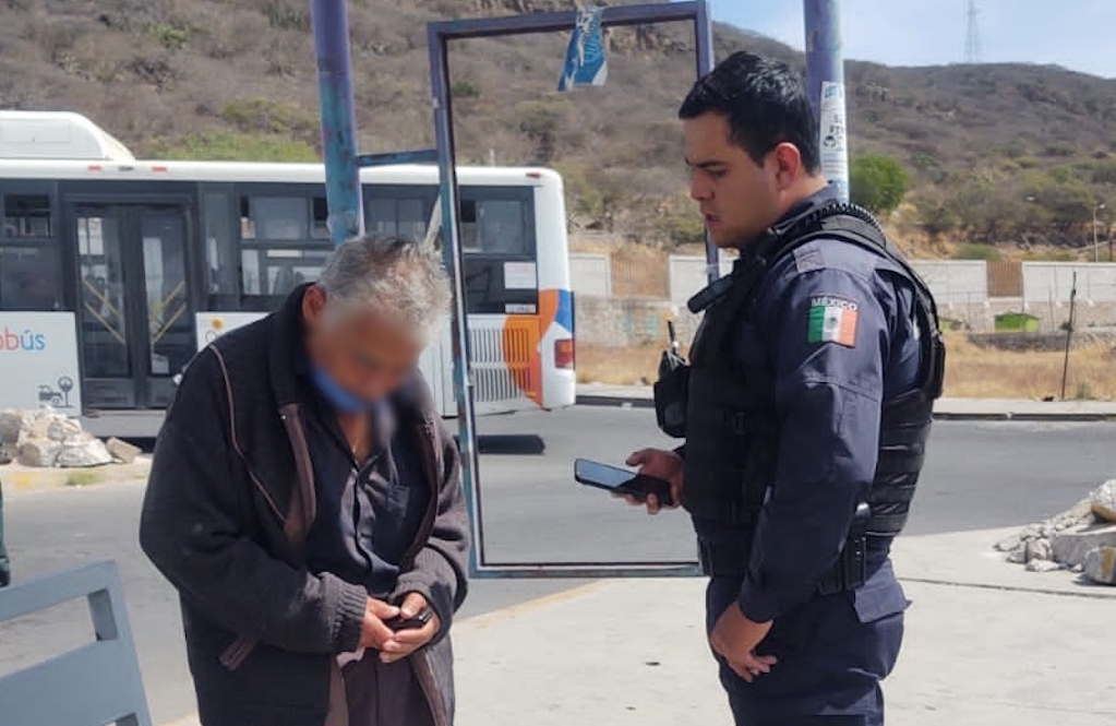 Policías de Querétaro ayudan a abuelito para regresar a casa 