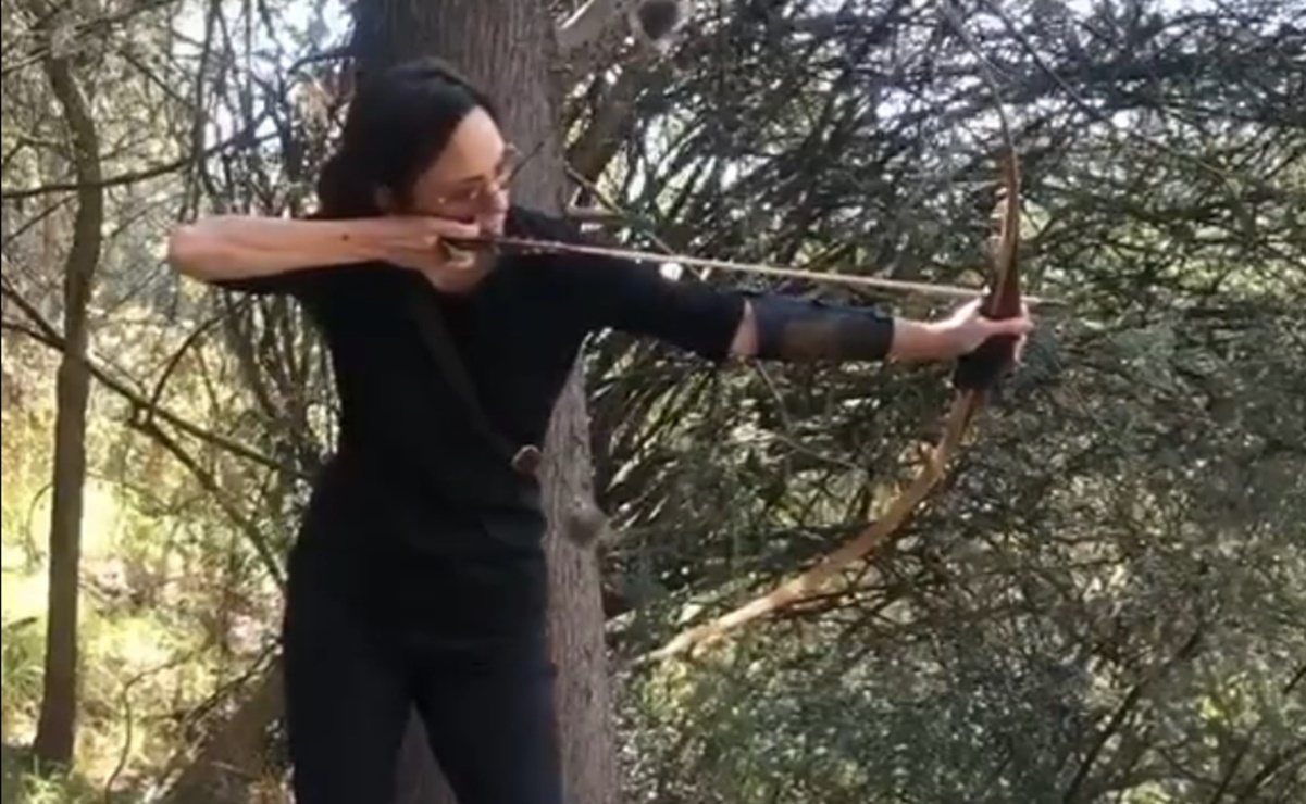 Lilly Telléz presume práctica de arquería en redes; usuarios la llaman "cazadora"