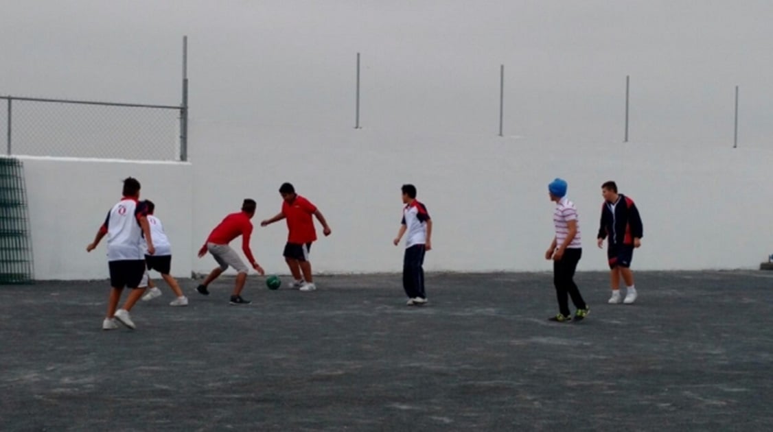 Historia. Migrantes juegan futbol en la frontera de Tamaulipas