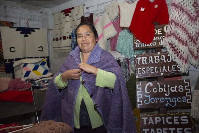 Artesanas de lana en Colón, una actividad que va en aumento