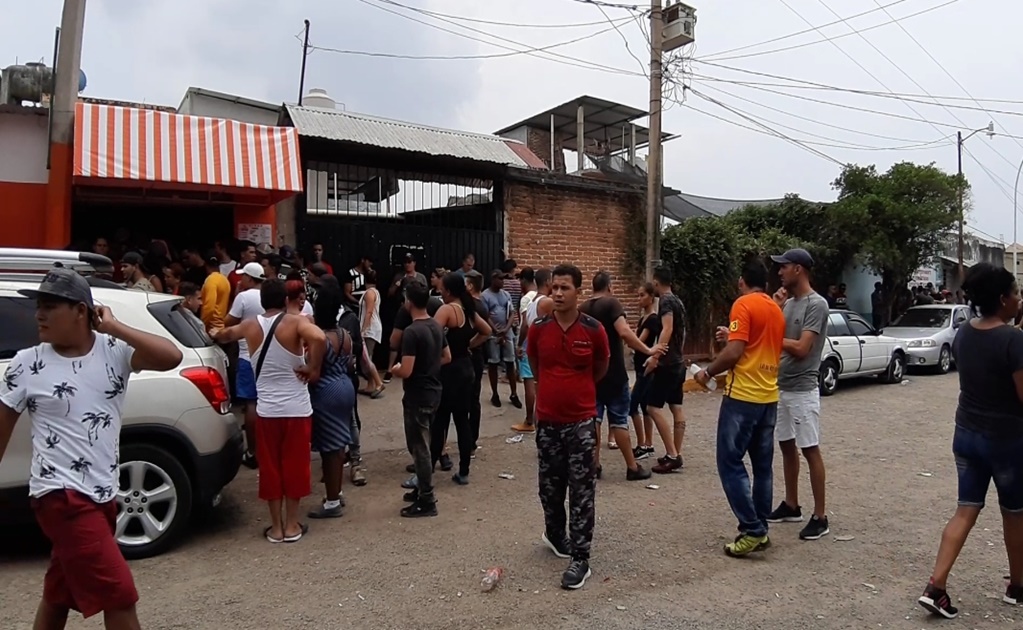 INM abre oficina en Chiapas cerrada por casi 50 días; cubanos la abarrotan