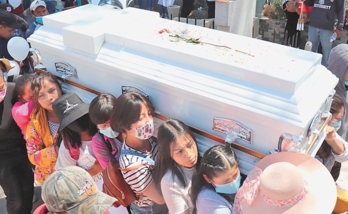 Niñas cargan ataúd de su amiga Wendy Yoselin de 16 años asesinada en Xonacatlán, Edomex