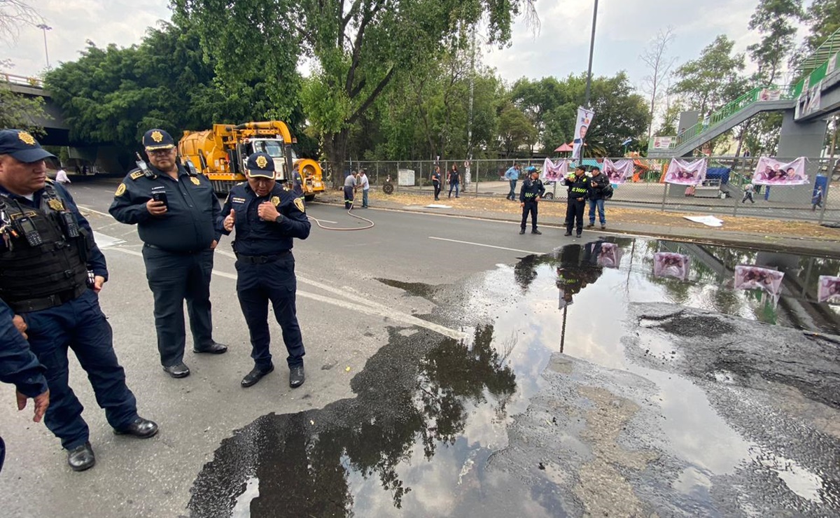 Bloquean calzada México-Tacuba; comerciantes denuncian de falta de agua provocada por una ruptura de tubería