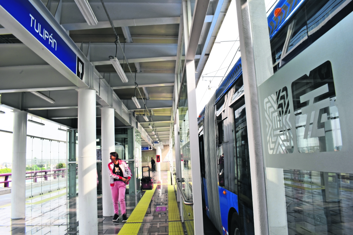  Luce vacía nueva estación del Trolebús Elevado