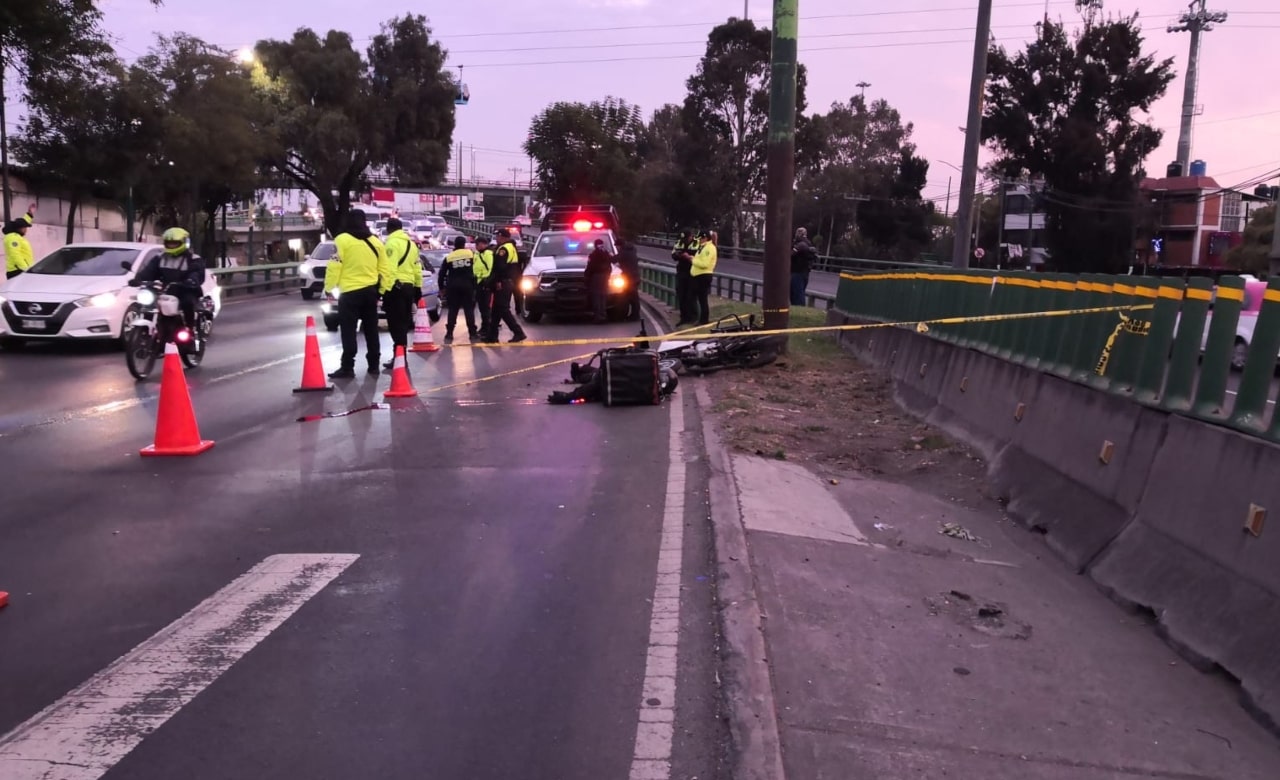 Motociclista muere al derrapar sobre Periférico Oriente