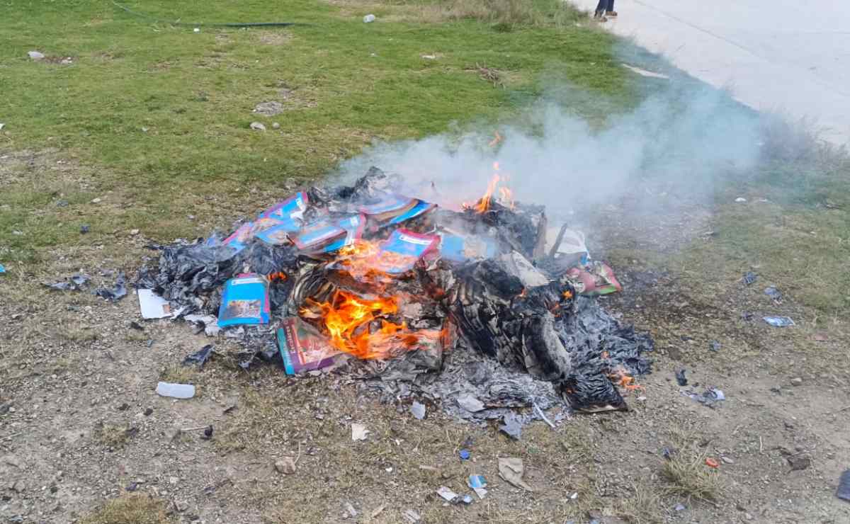 Por quemar libros de texto gratuito detienen a exalcalde de San Cristóbal de las Casas, Chiapas
