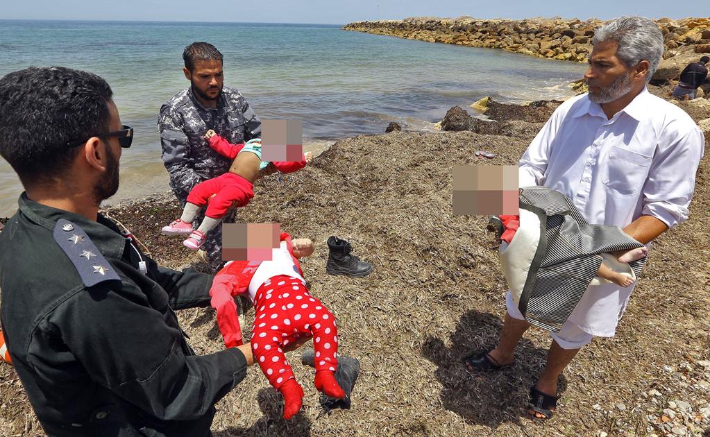 Naufragio deja cien desaparecidos en Libia; recuperan cuerpos de tres bebés