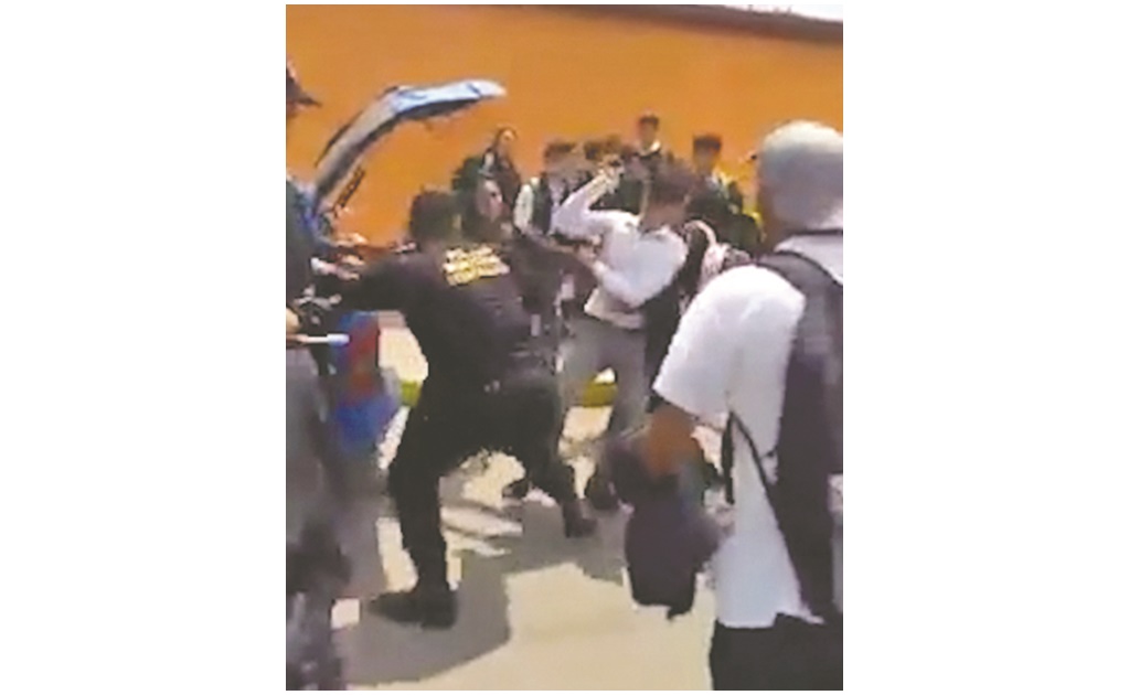 Policías se enfrentan a estudiantes en Ixtapaluca