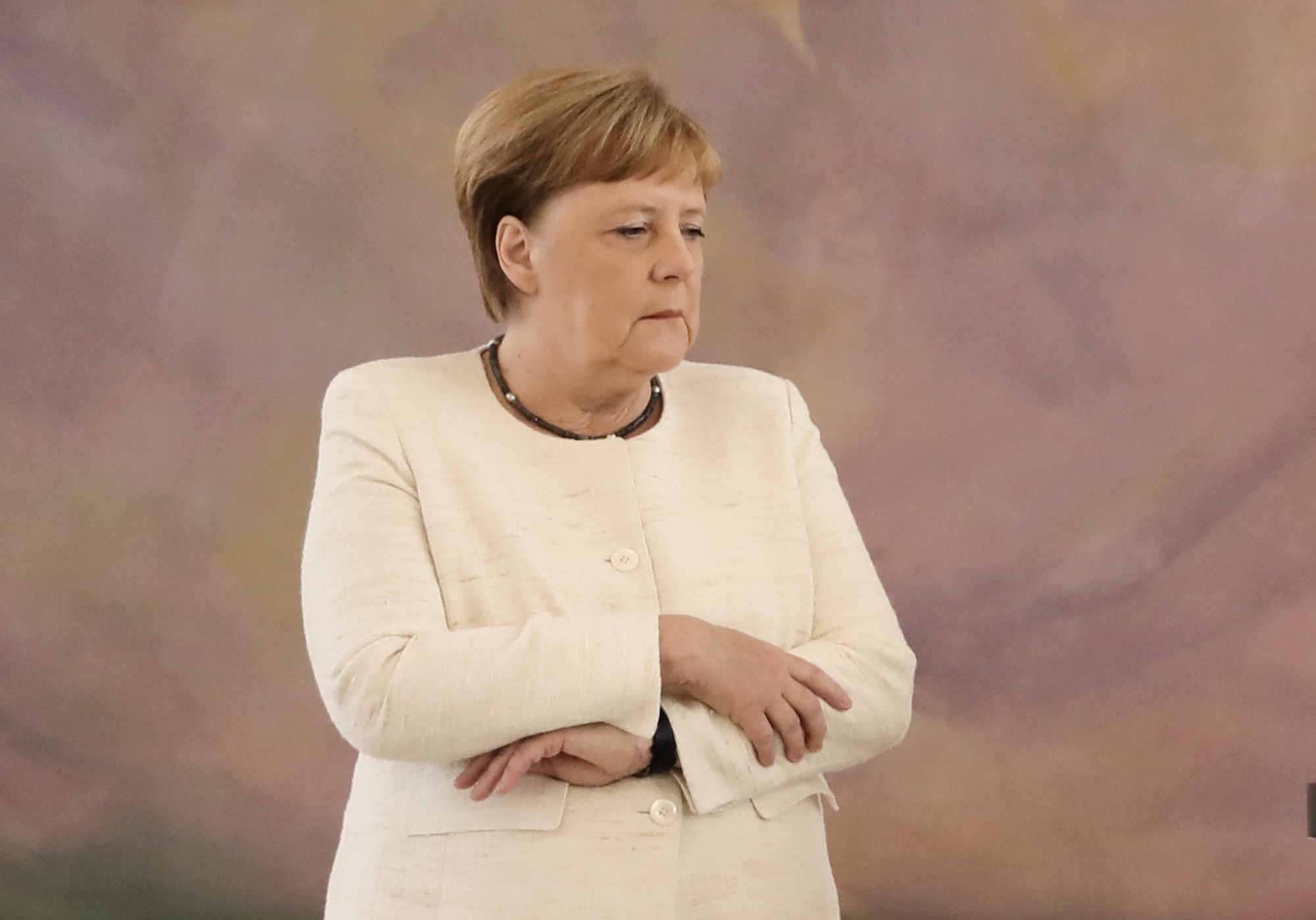 Angela Merkel vuelve a sufrir temblores durante una ceremonia oficial