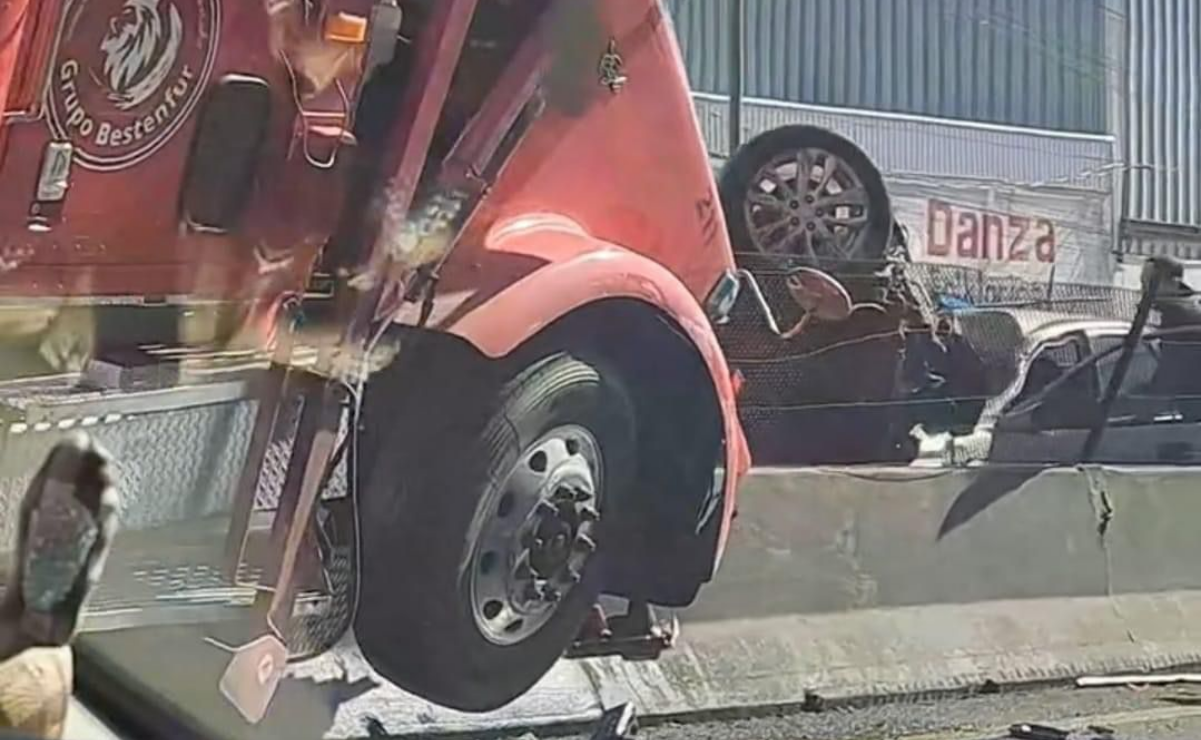 Fuerte choque entre tráiler y dos autos afecta circulación en Circuito Exterior Mexiquense