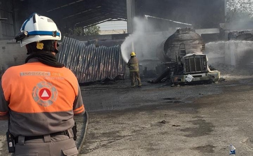 Incendio consume instalaciones y unidades de transporte en Nuevo León