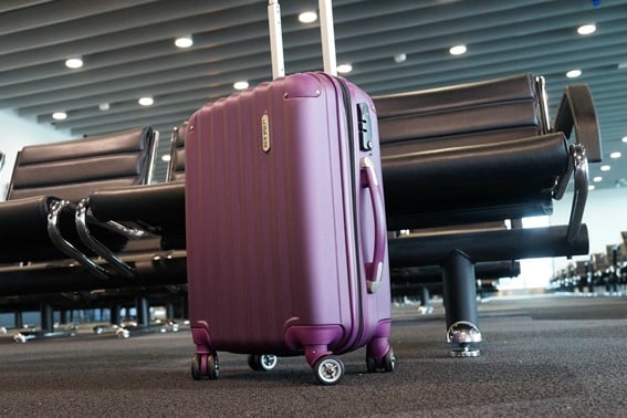 Para qué sirve envolver en plástico tu maleta antes de viajar en avión