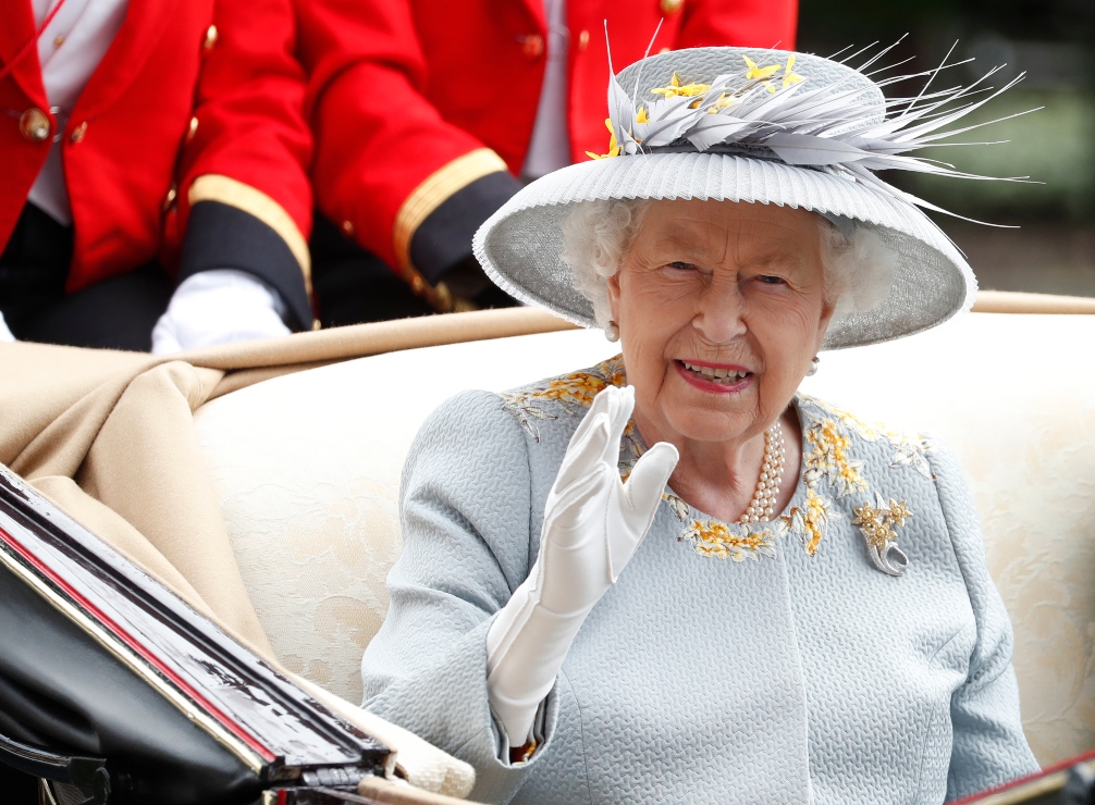 El Reino Unido se paraliza con preocupación por la salud de la reina Isabel; la BBC, de negro