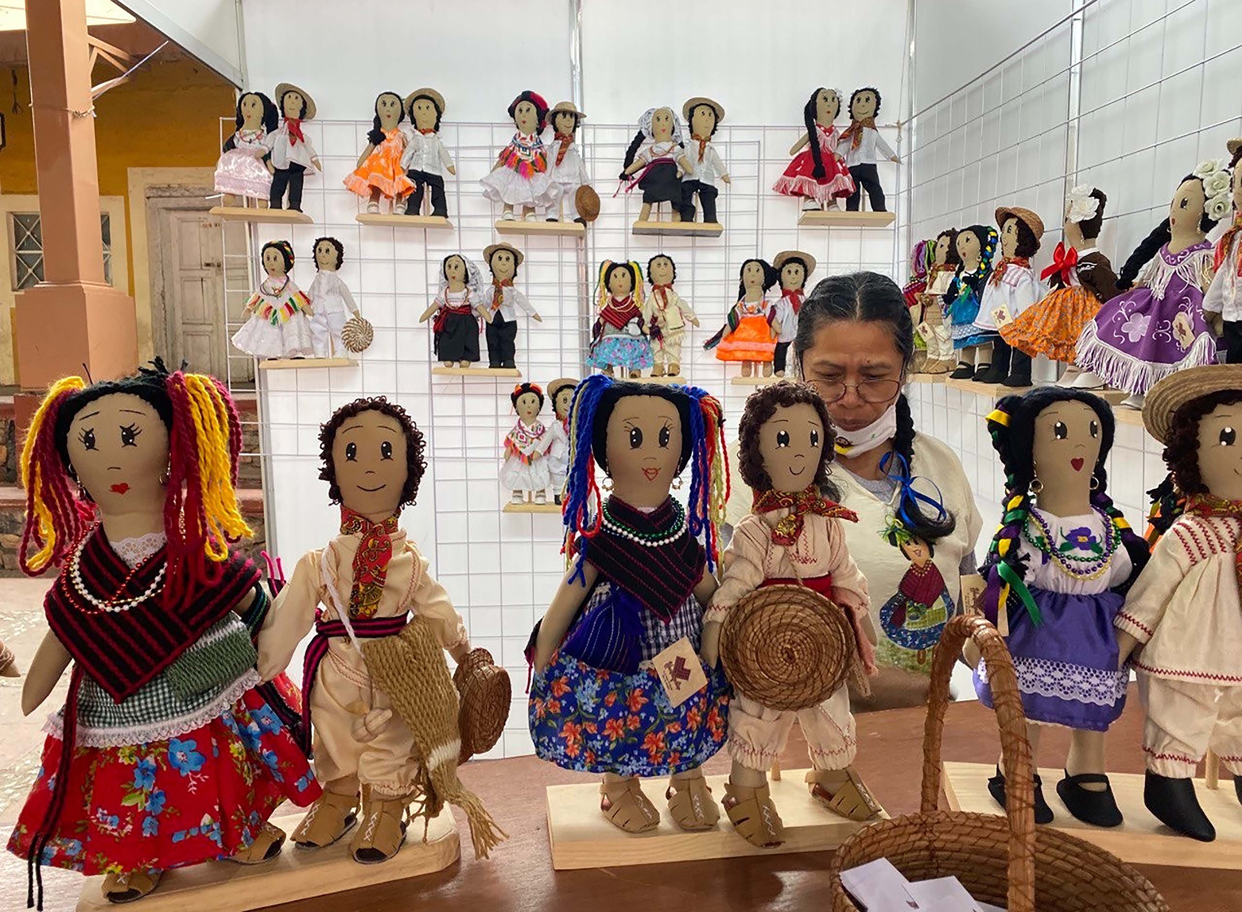 Las Huastequitas, las muñecas que honran el baile huapango en Querétaro 