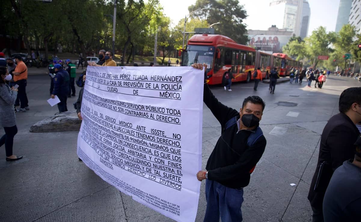 Policías bloquean Insurgentes y Reforma; exigen pago de pensiones