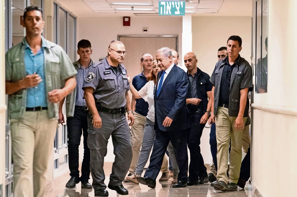 Shimon Peres mejora, pese a seguir grave