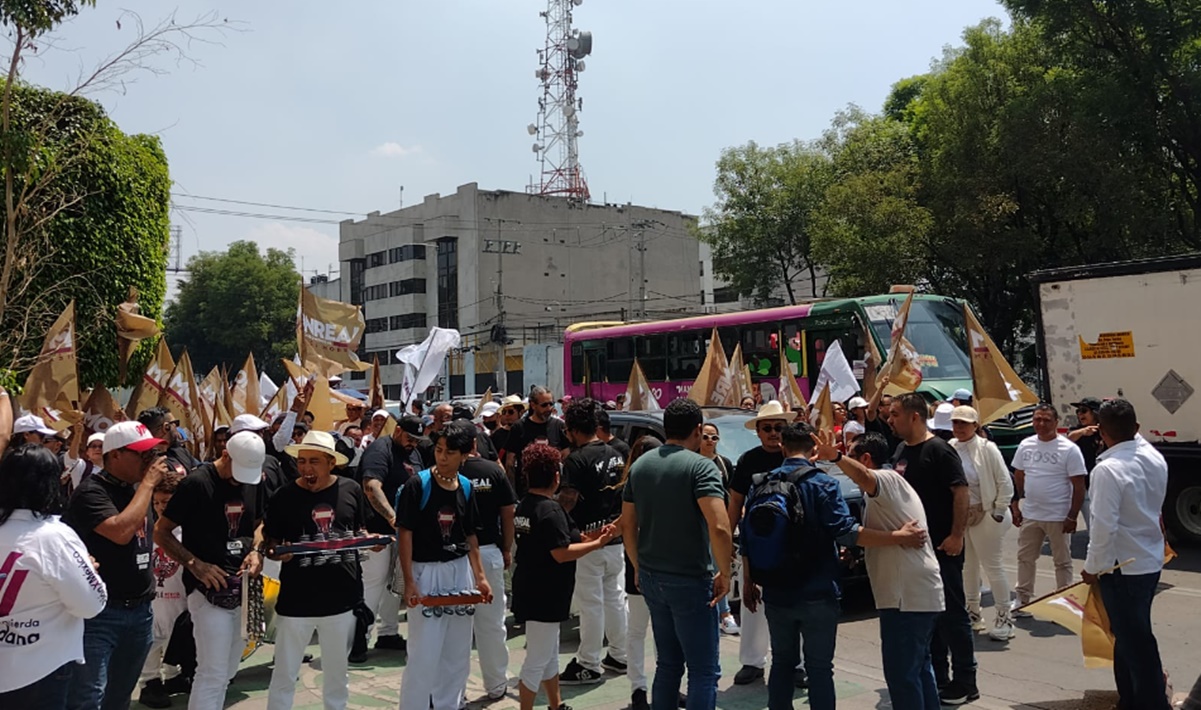 Caminando y con consignas de ¡Presidente, Presidente! arriba Monreal a registrarse como aspirante de Morena