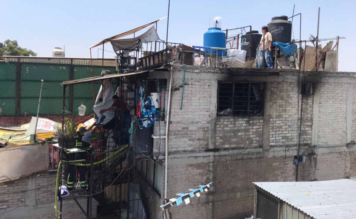 “Ayuda tenemos niños atrapados”, incendio consume departamento en Iztapalapa; vulcanos rescatan a dos menores y un perro