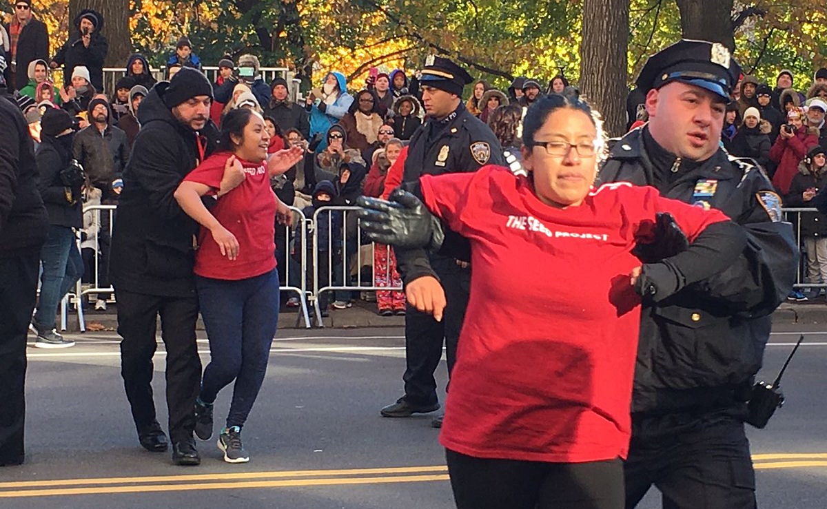 Detienen a dreamers durante desfile de Acción de Gracias en NY