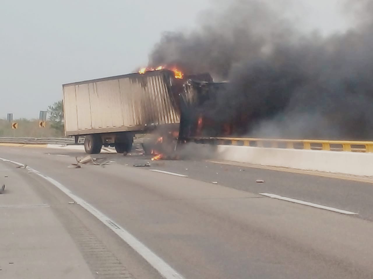 Mueren dos personas calcinadas en accidente carretero en la vía Mérida-Campeche