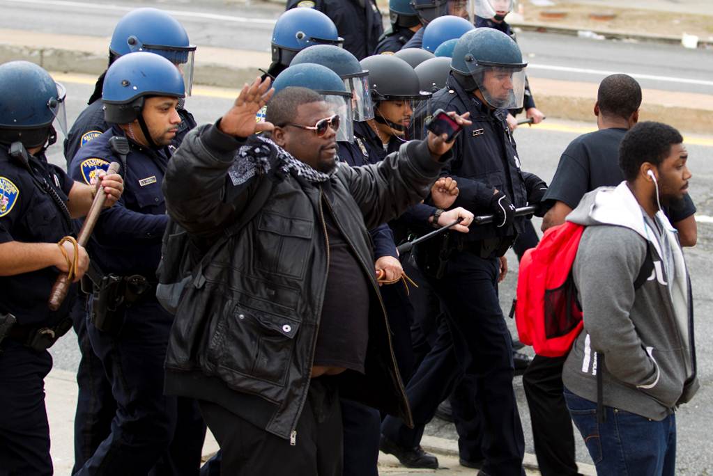 Disturbios en Baltimore tras funeral de afroamericano