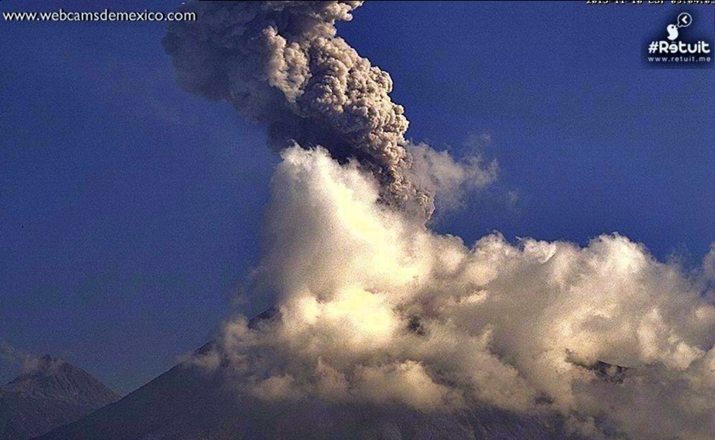 Volcán de Colima emite exhalación de 2 mil metros de altura