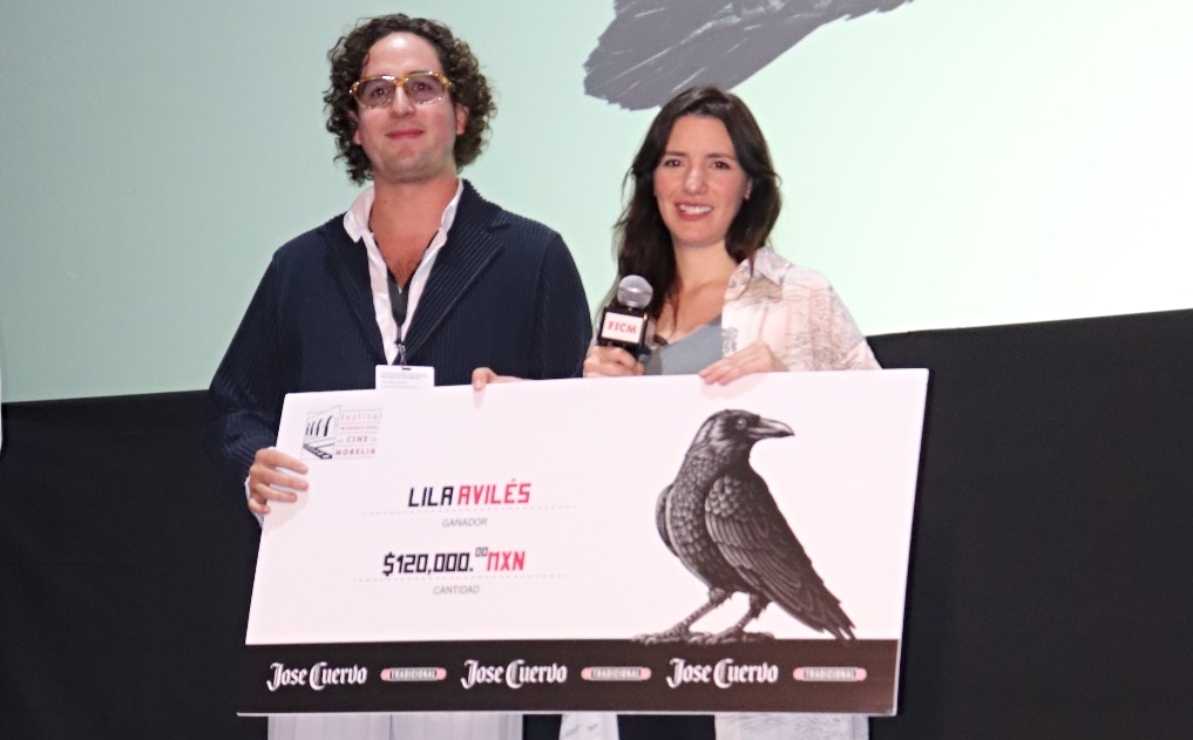 Lila Avilés, poderosa, recibe el Premio Cuervo Tradicional en el FIC Morelia 2024