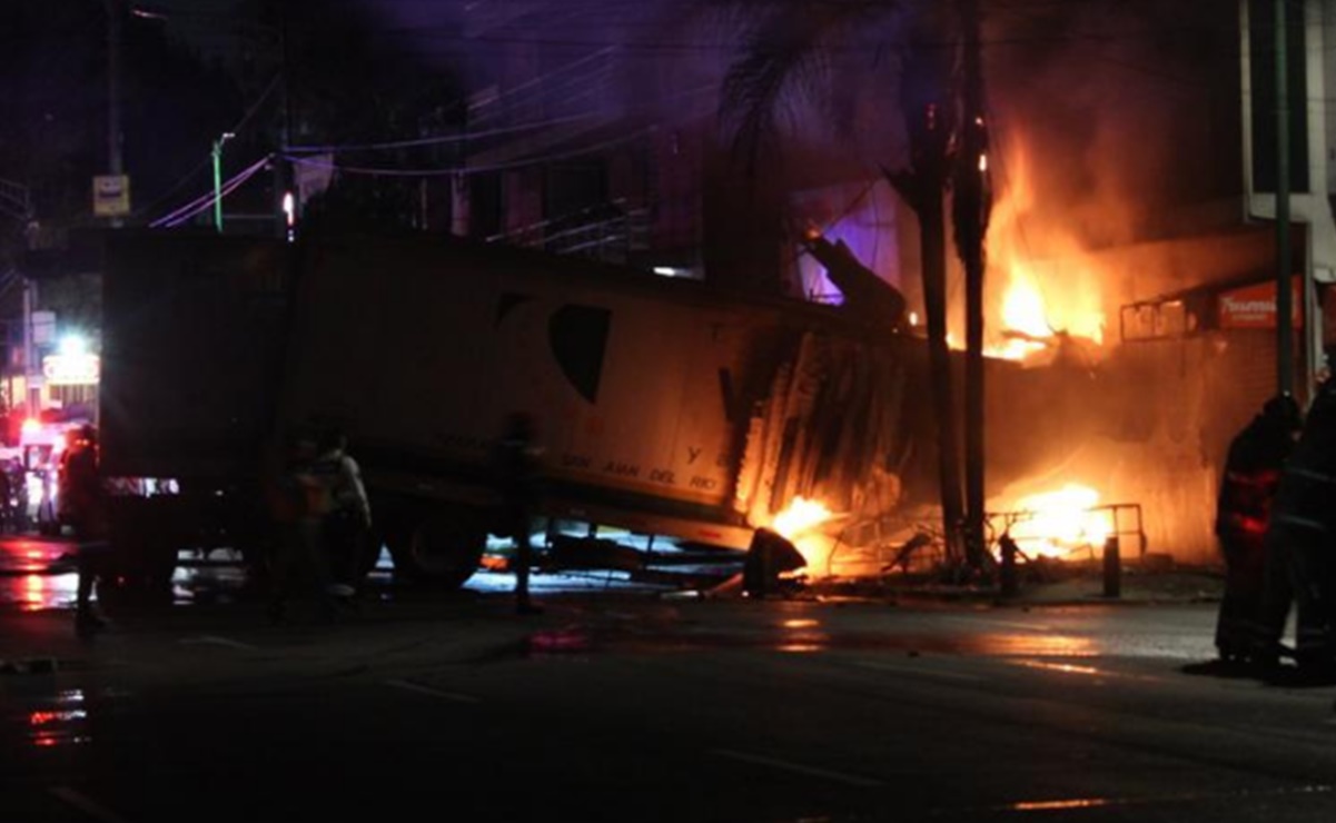 Choque de tráiler deja dos muertos en Eje Central; hay varios lesionados