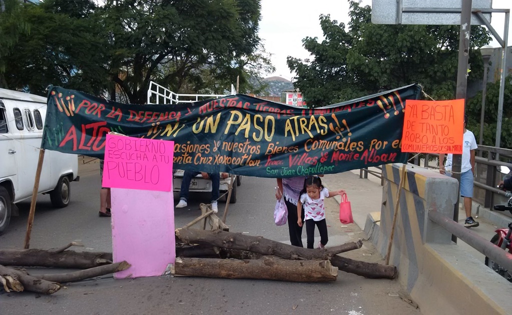 Bloquean comuneros puente en Oaxaca por invasión de terrenos