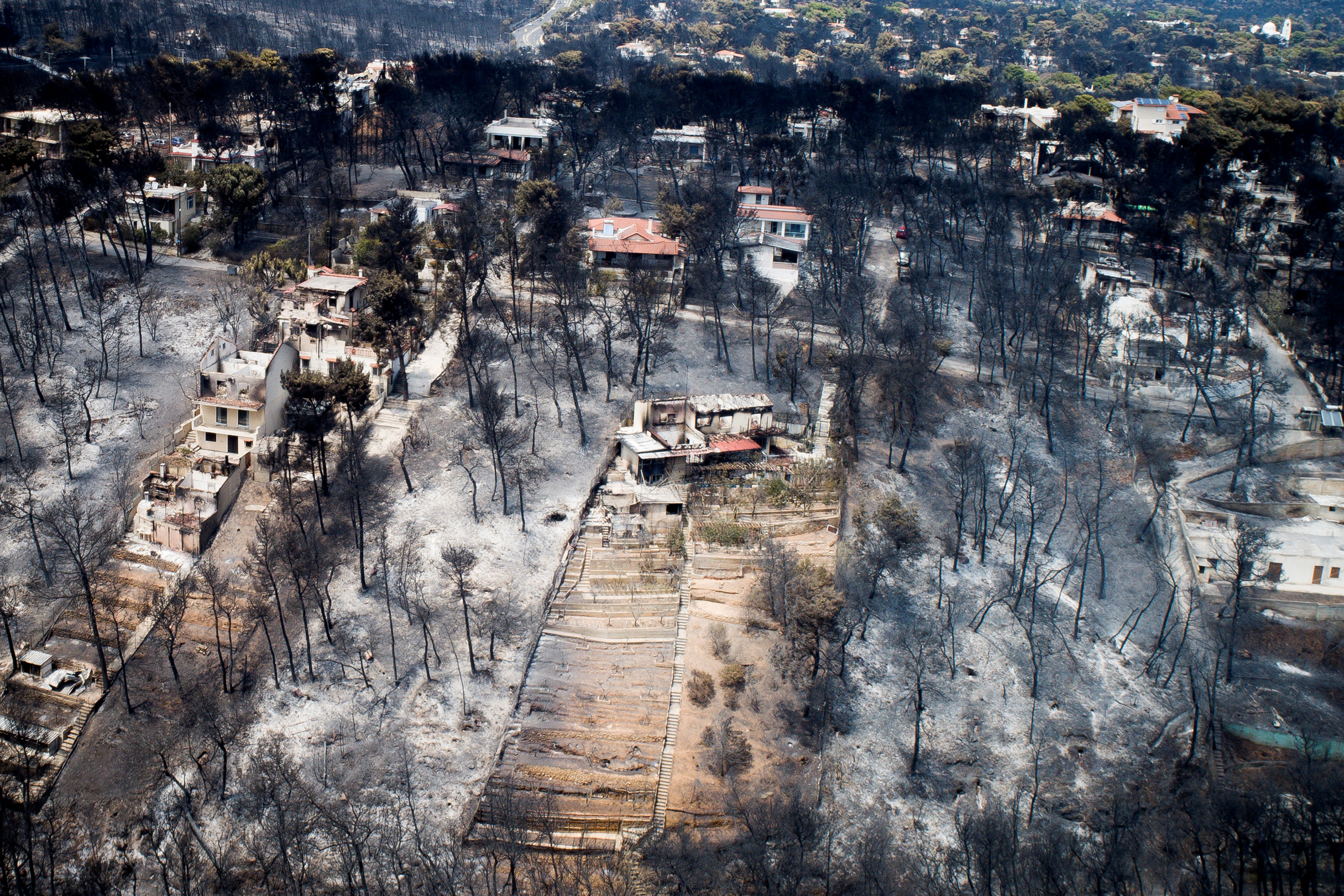 Suman 80 muertos y decenas de desaparecidos por incendios en Grecia