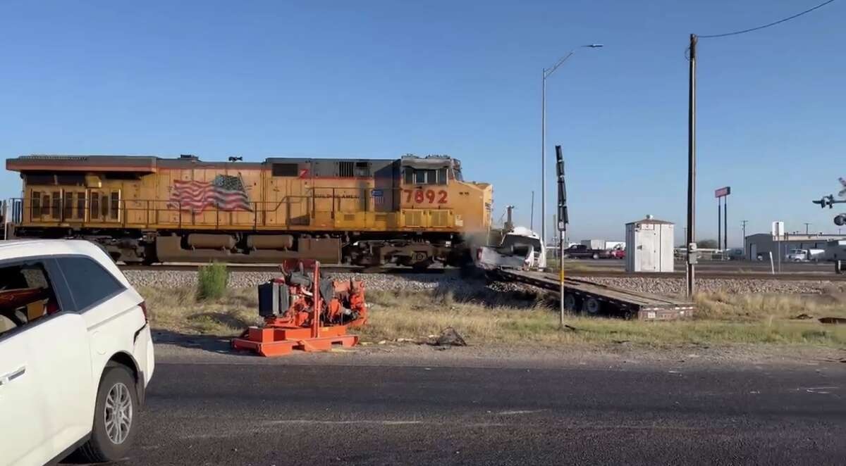 VIDEO: Choque fatal en Texas; tras colisión de vehículos uno terminó sobre las vías y fue destrozado por un tren