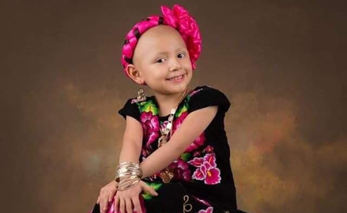 Niña vence cáncer y celebra posando con traje istmeño