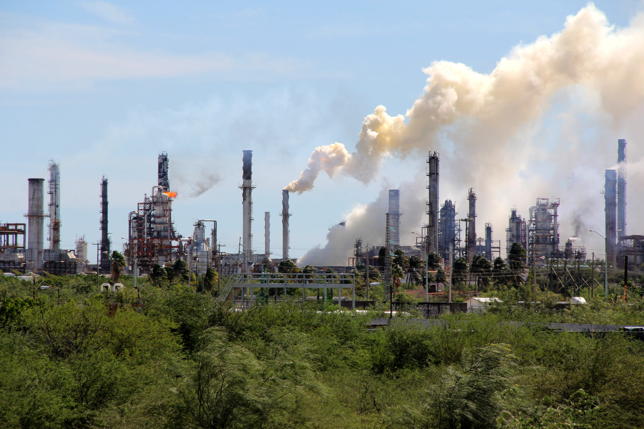 Dos refinerías agonizan; AMLO empezará de cero
