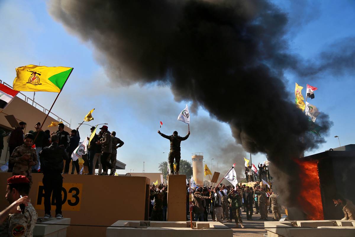 Manifestantes atacan embajada de EU en Irak; Trump culpa a Irán