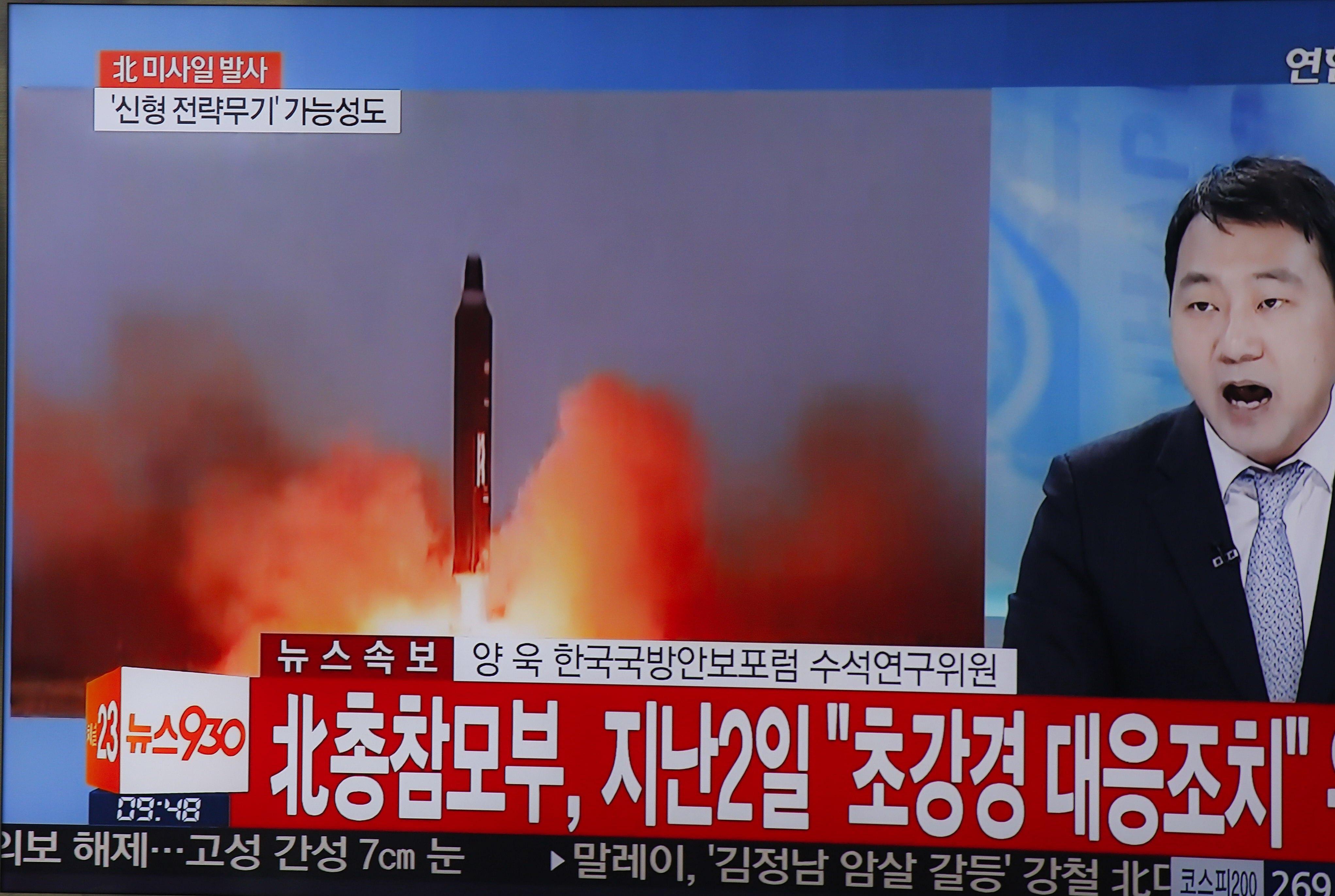 Japón analiza elevar nivel de alerta por misiles norcoreanos