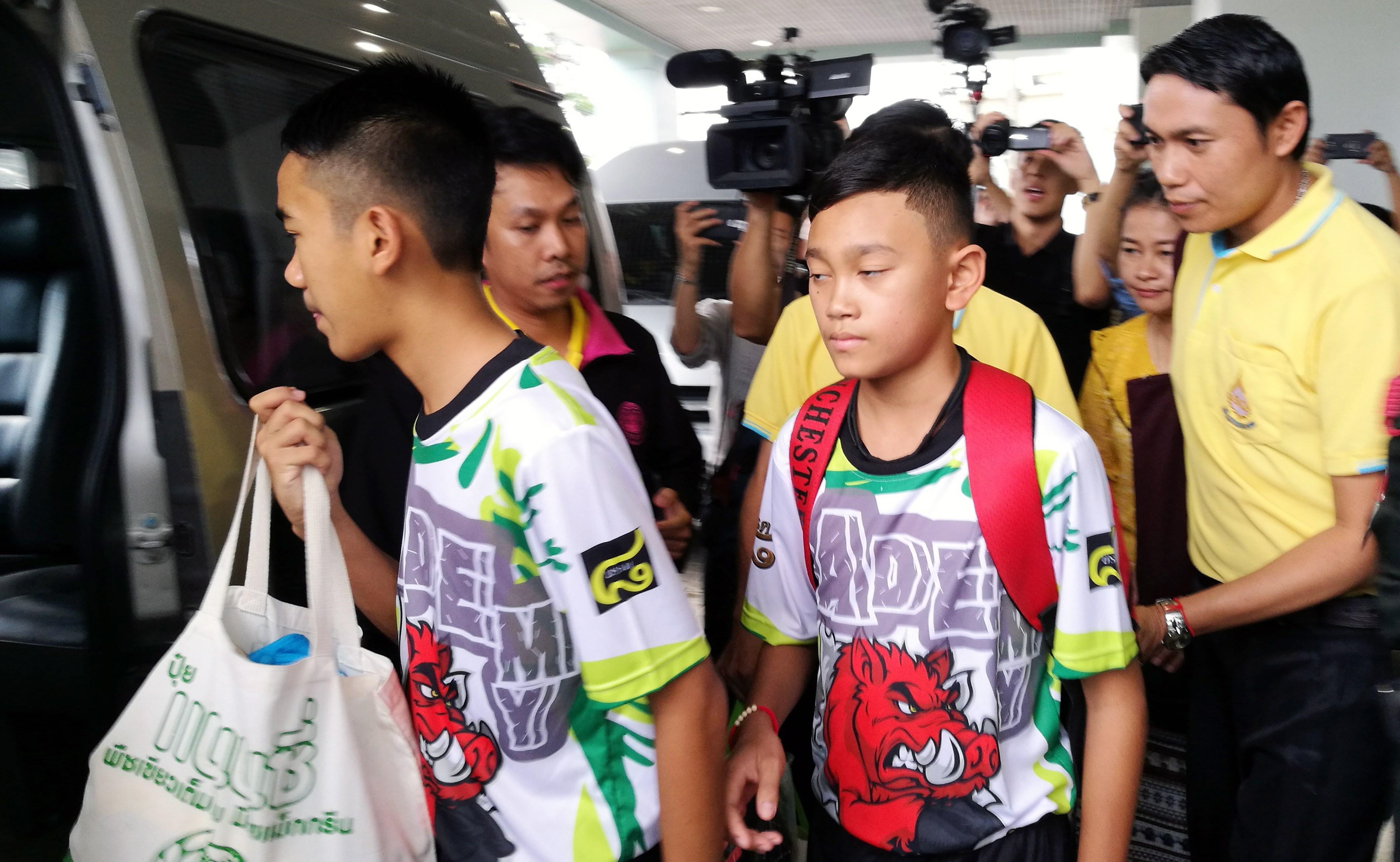 Salen del hospital los 12 niños que estuvieron atrapados en cueva de Tailandia