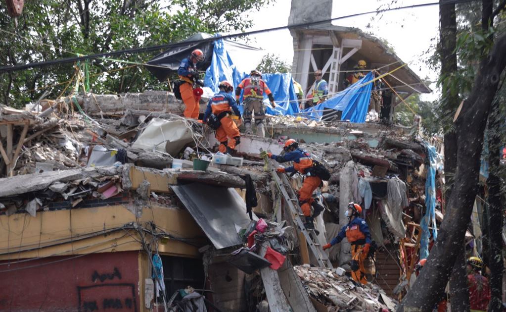 Rescatistas japoneses llegan al multifamiliar de Tlalpan