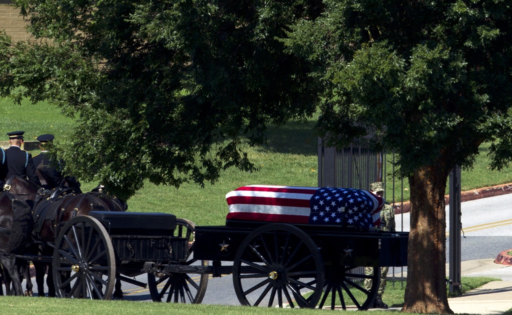 ​Entierran al senador McCain en cementerio de la Academia Naval de EU