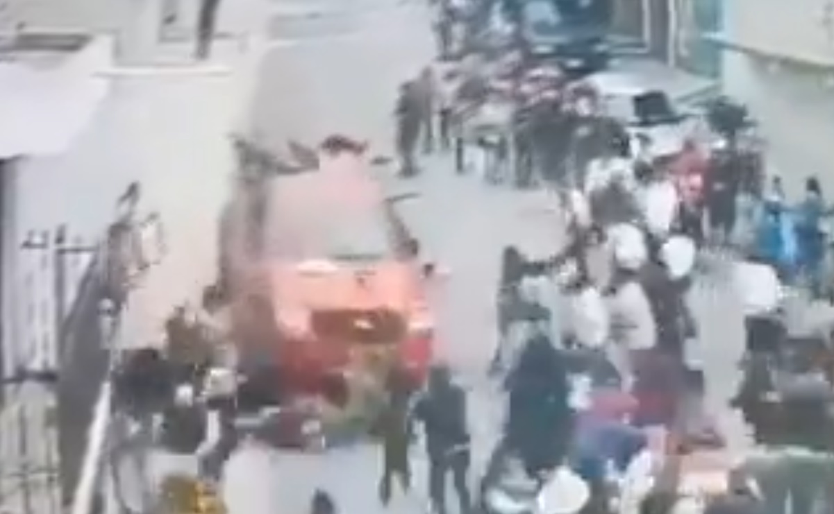 VIDEO: Vehículo se queda sin frenos y arrolla a asistentes a un funeral en Tepeaca, Puebla