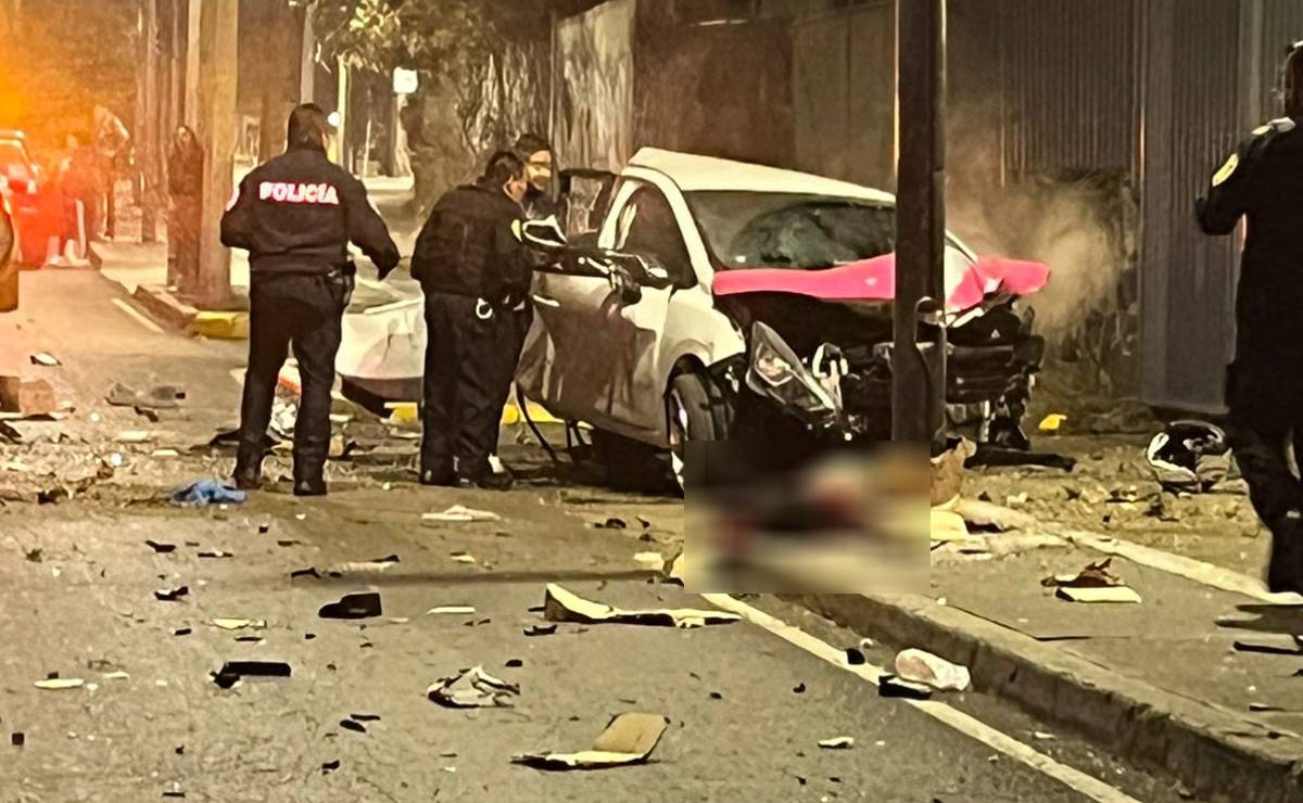 Choca taxi a exceso de velocidad contra poste en avenida del Imán en Coyoacán; hay un muerto