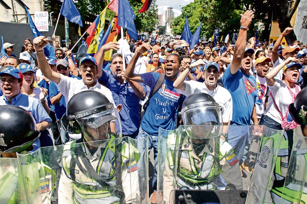 Exigen con “cacerolazo” la salida de Maduro