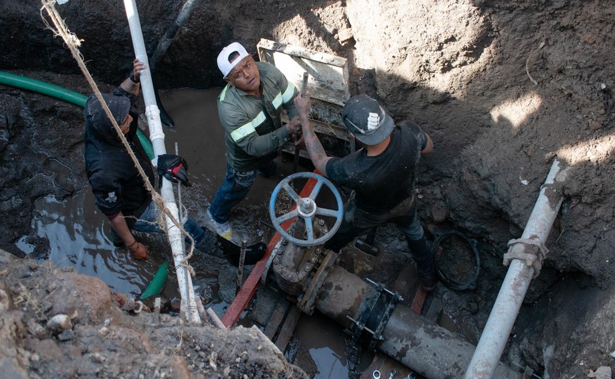 Fuga de agua afecta a 12 colonias en Coacalco, Edomex