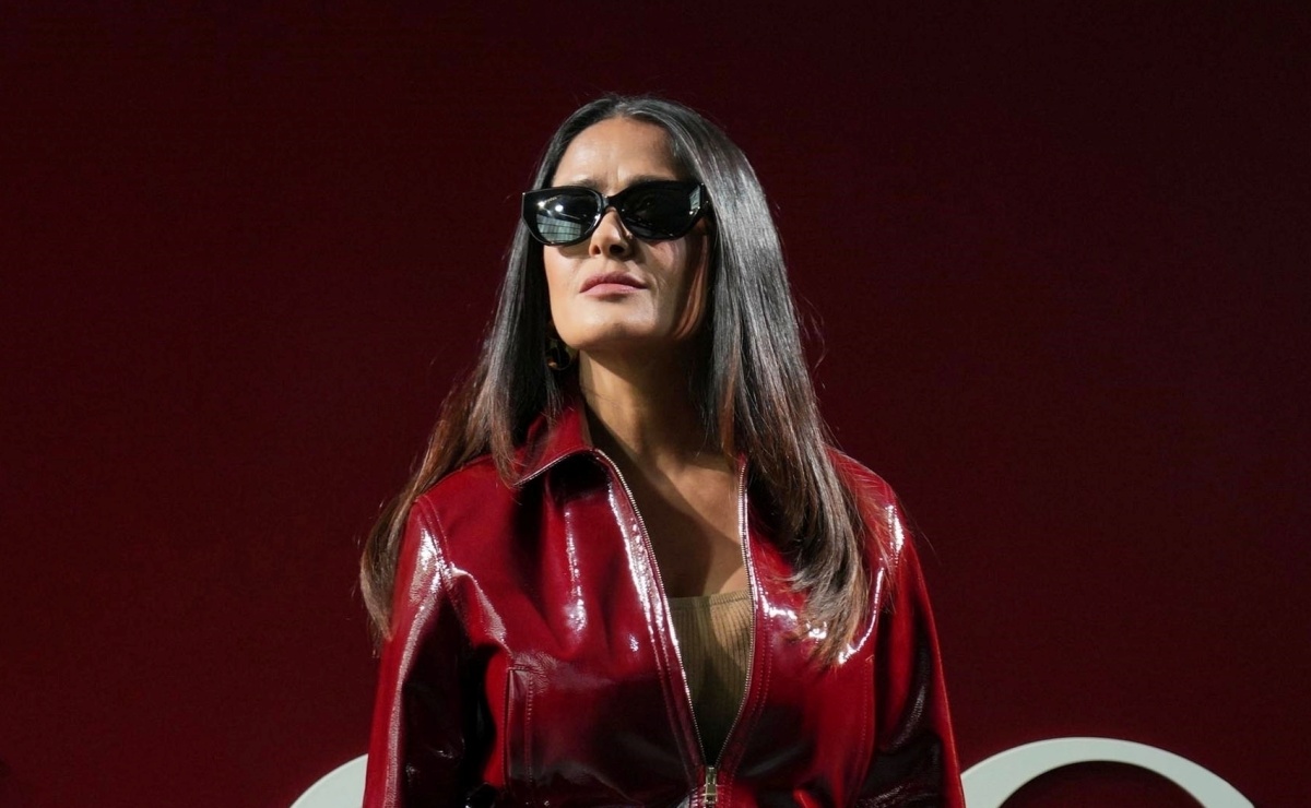 Salma Hayek arrasa como toda una femme fatale con ajustado atuendo rojo en Milán