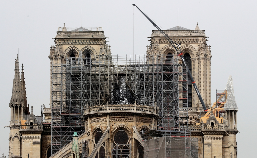 Con lonas protegen Notre Dame de lluvia