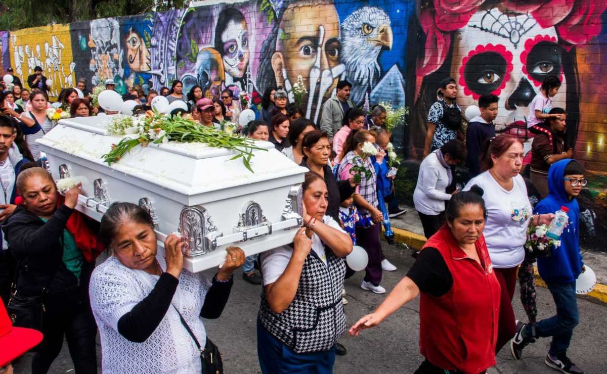 "¡Mi bebé, mi hija!": Sepultan a Katia, la niña que murió tras recibir bala perdida en tianguis de Chalco